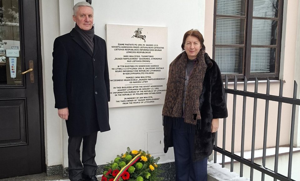 13 stycznia złożono  kwiaty pod tablicą pamiątkową na  Zajeździe Napoleońskim w Warszawie